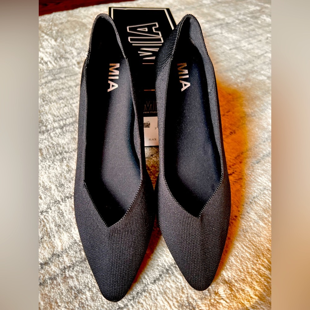 MIA Black 8.5 Kerri Knit pointy flats by Mia